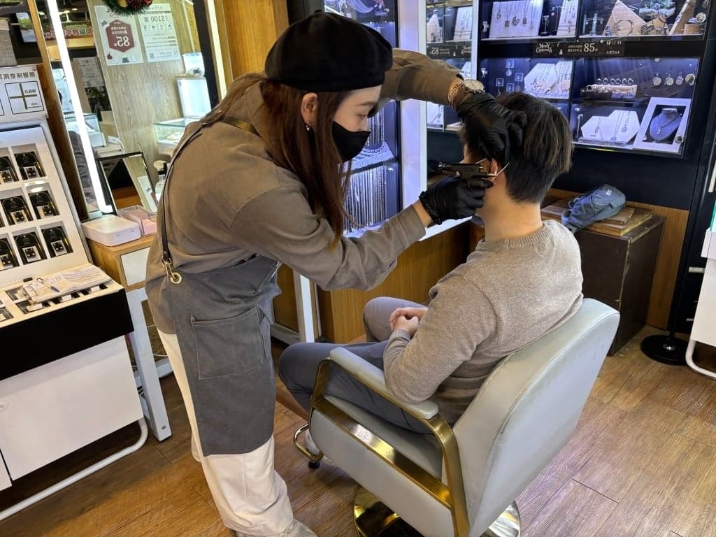 ART64のピアス穴開けレビュー｜開けたその場でピアスを装着！衛生的でプロフェッショナルな高雄のピアス穴開け専門店