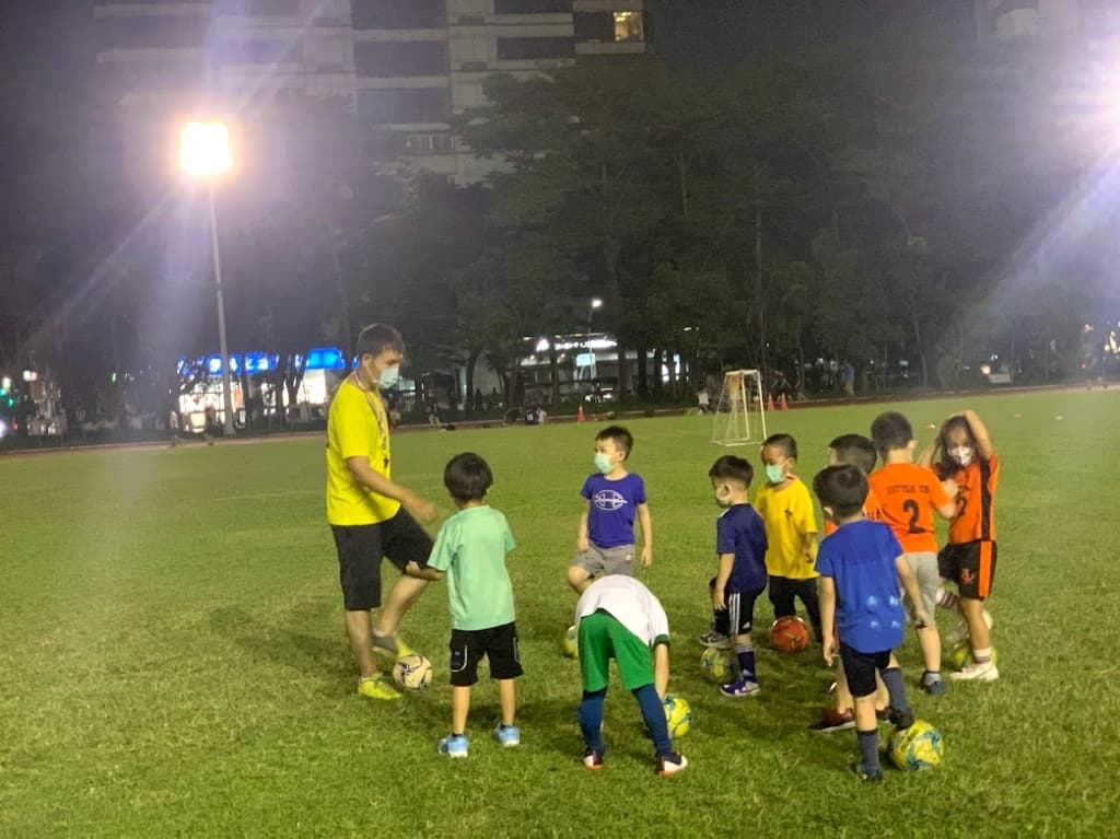 高雄兒童運動推薦 小雷鳥足球營