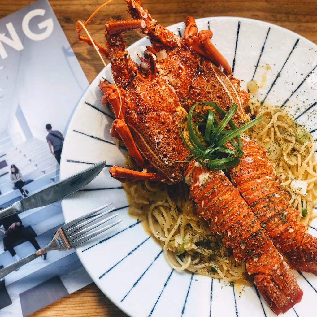 小琉球也有特色義式餐廳!這間餐廳隱身在港口旁的巷弄中,推開門綠植環繞,搭配木色裝潢很有森林感。菜色以義大利麵、燉飯、Pizza 為主,最吸睛的就是辣炒螃蟹義大利