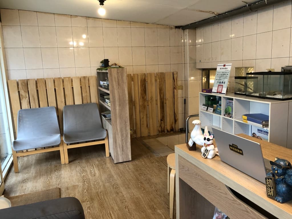 A private, one-on-one space tucked away in an alley