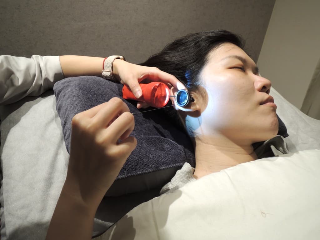 耳視鏡で耳の状態を確認し、基本的な耳道のクリーニングを行います。プロの耳かき師は、鼓膜の損傷や真菌感染など、耳かきに適さない耳の状態を判断し、そのような場合は耳