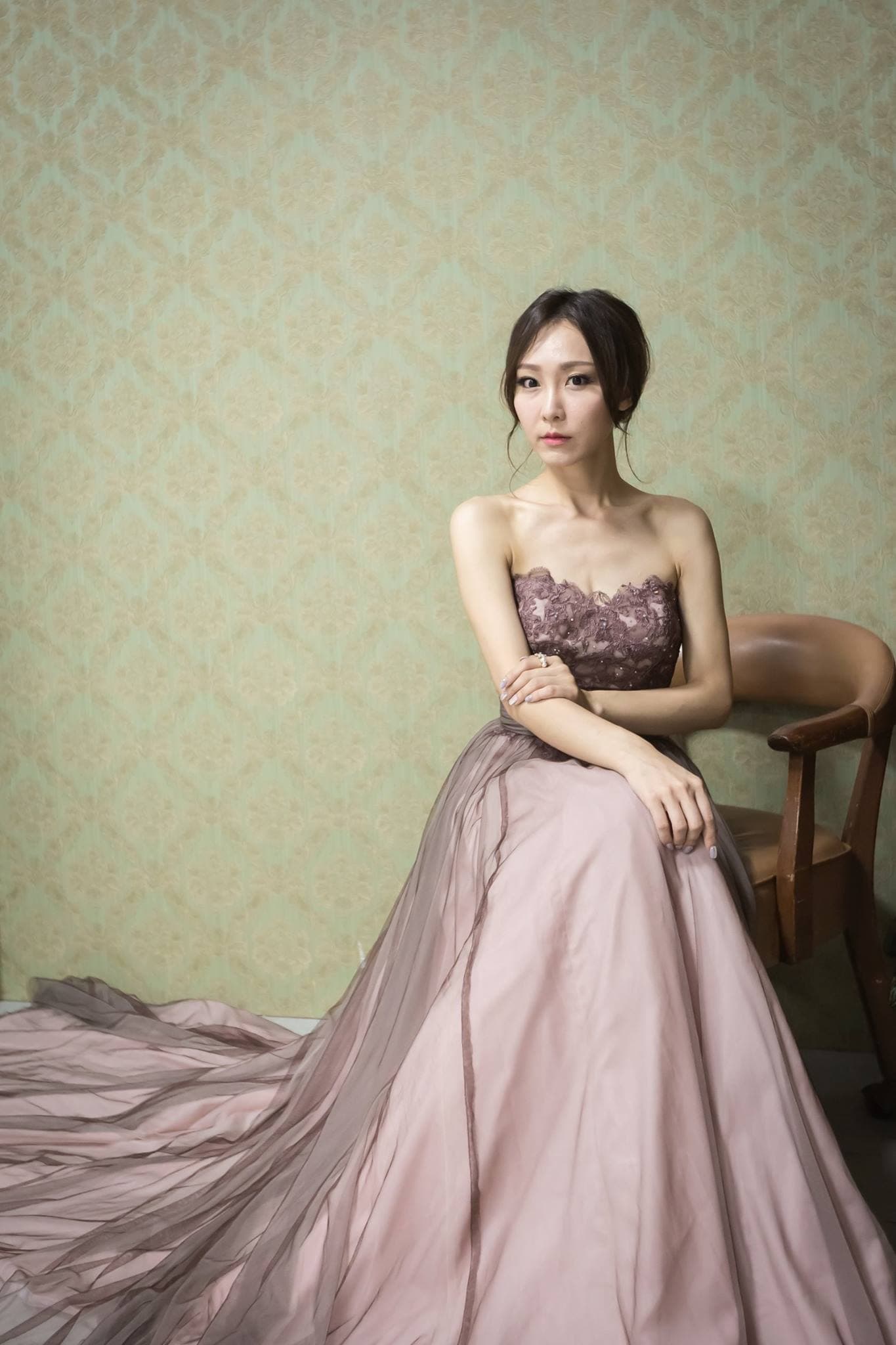 각진 얼굴형에 어울리는 웨딩드레스
추천 네크라인: 오프숄더, 보트넥, 하트넥 또는 긴팔
기타 포인트: 시선을 분산시키는 장식적인 네크라인 디자