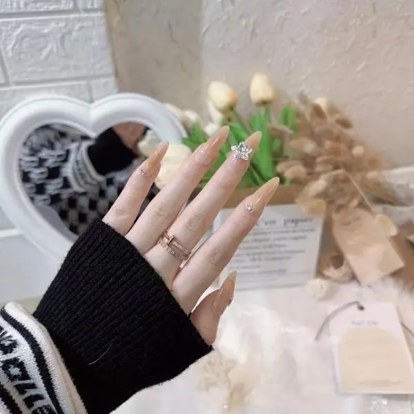 半透的美甲顏色則相對柔和,色彩不會太濃烈,可以讓手部看起來更加溫和自然。