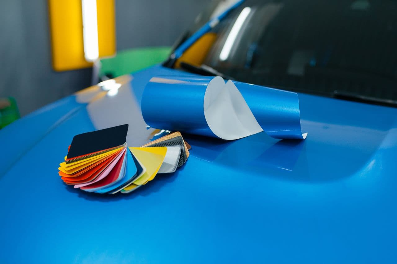 車のラッピングフィルムの色の選び方