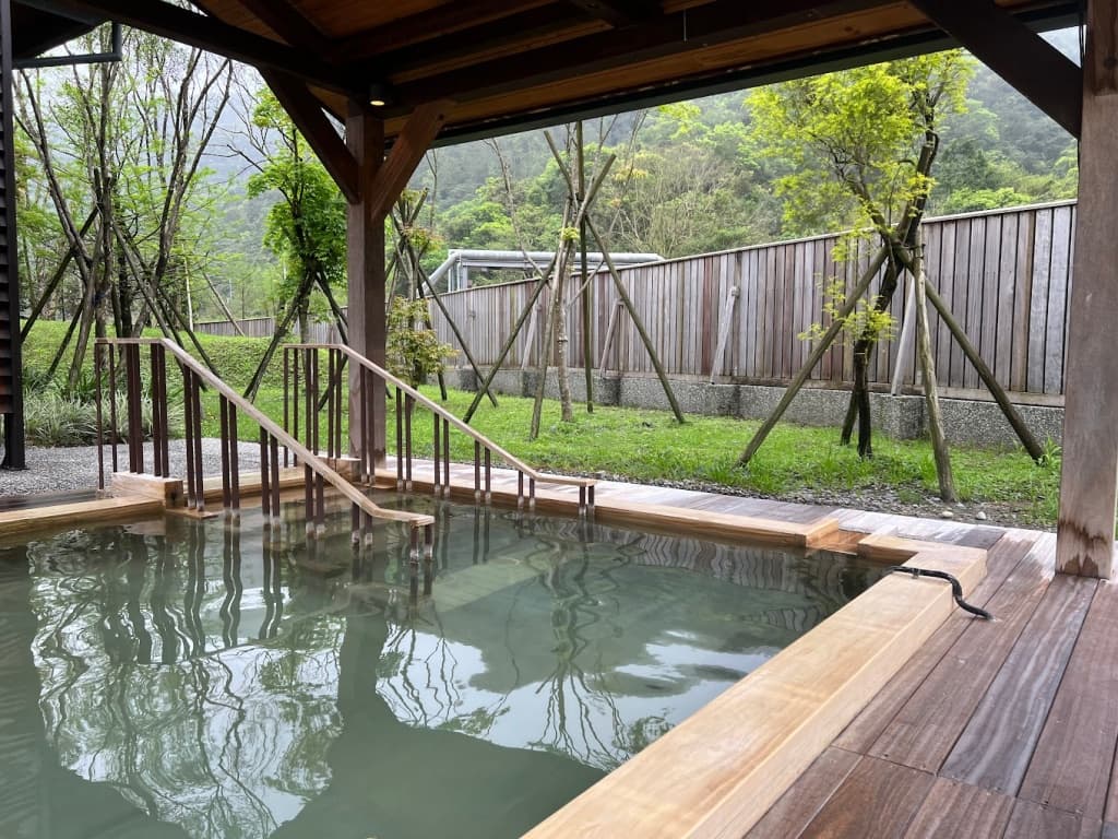清水地熱公園位於宜蘭大同鄉,環境綠意盎然,湯屋為大眾池型式,設有男、女湯,需著泳裝、泳帽入場,旅客可租借和服、浴衣,在自然美景中體驗溫泉煮食及溫泉魚咬腳樂趣,在
