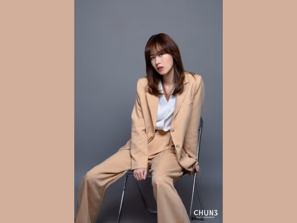 ํ๊ฑธ์ด+๋ฑ๋ฐ์ด
๋ฑ๋ฑํ๊ณ ๋์นญ์ ์ธ ํ๋กํ ์ฌ์ง ์ธ์ ๋ค๋ฅธ ํฌ์ฆ๋ฅผ ์๋ํ๊ณ ์ถ๋ค๋ฉด, ์์๋ฅผ ์ก๊ณ ์ด๊นจ์ ํ์ ๋นผ๊ณ ํธ์ํ ๋๋์ ์ฐ์ถํด ๋ณด์ธ์. ์ด