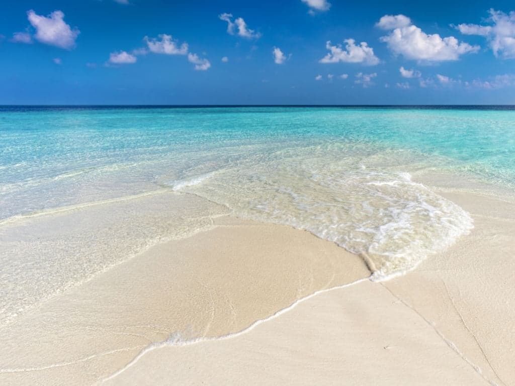 吉貝島跳島行程是澎湖北海航線中最具代表性的行程之一,因為吉貝島擁有潔白綿延的沙尾沙灘和透明潛水海岸,被稱譽為「上帝的畫布」,遊客可騎機車環島欣賞海岸風光及傳統石