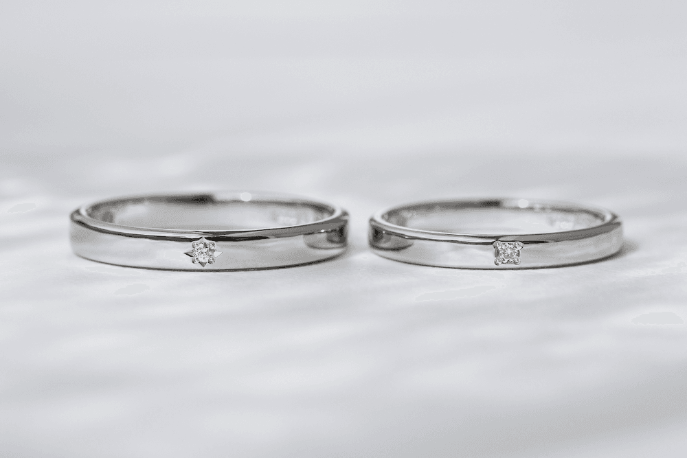 Mirrored or polished finishes are the most classic wedding ring surface treatmen