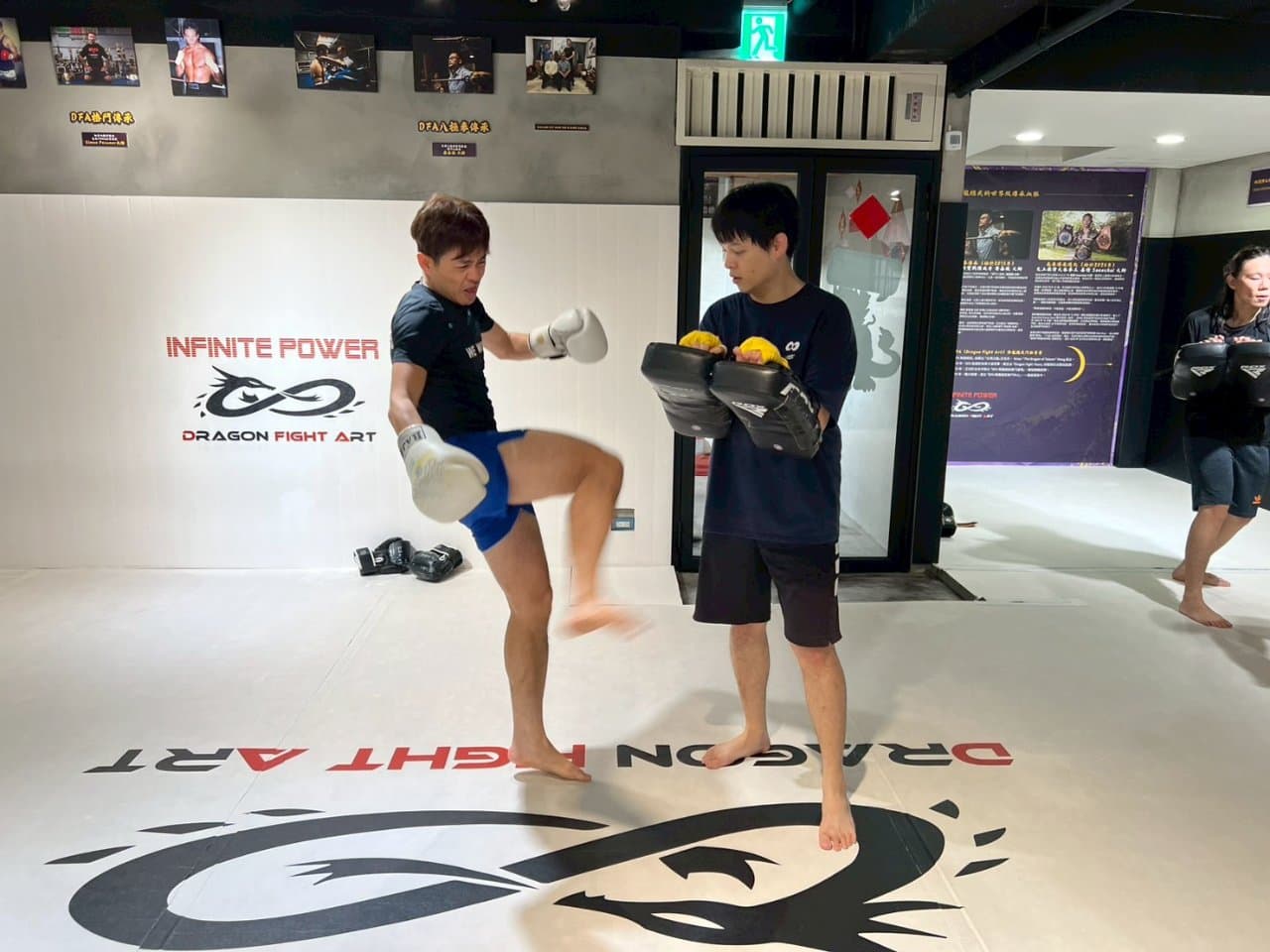관장님이 직접 수업을 진행하며, 싼차이 사부님의 핵심 철학을 태국 복싱 교육에 진정으로 접목합니다.