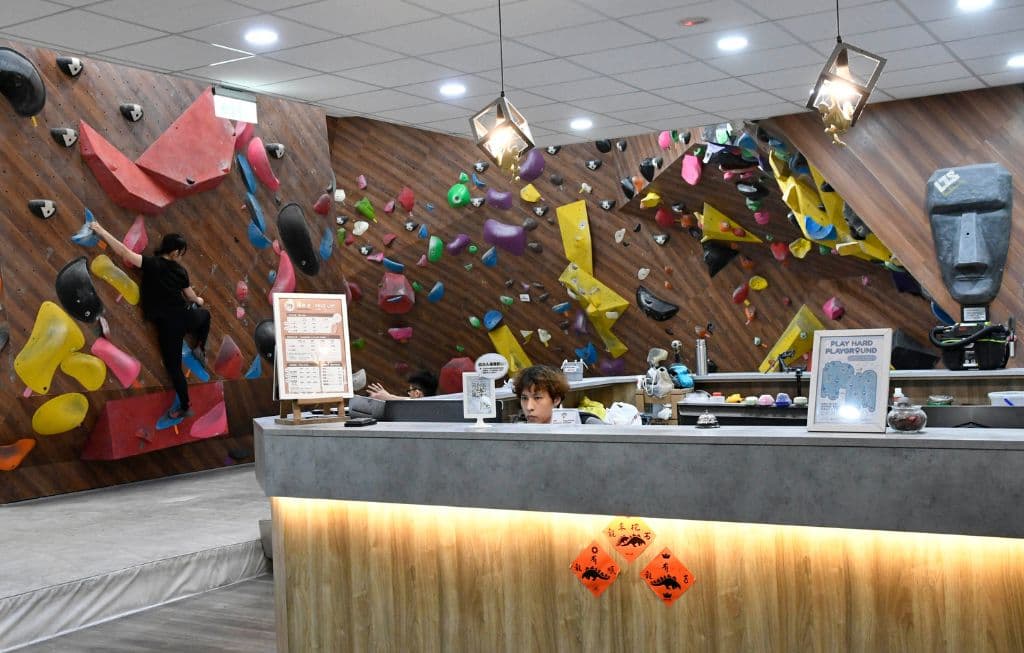 A three-minute walk from Touqian Zhuang MRT Station.