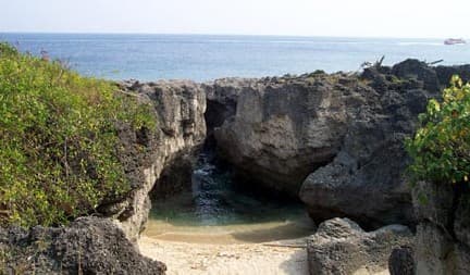 龍蝦洞是小琉球島上數一數二的海蝕秘境,吸引各地遊客拍照打卡,但要注意只有退潮時可以去,要先查好漲退潮時間呦!
