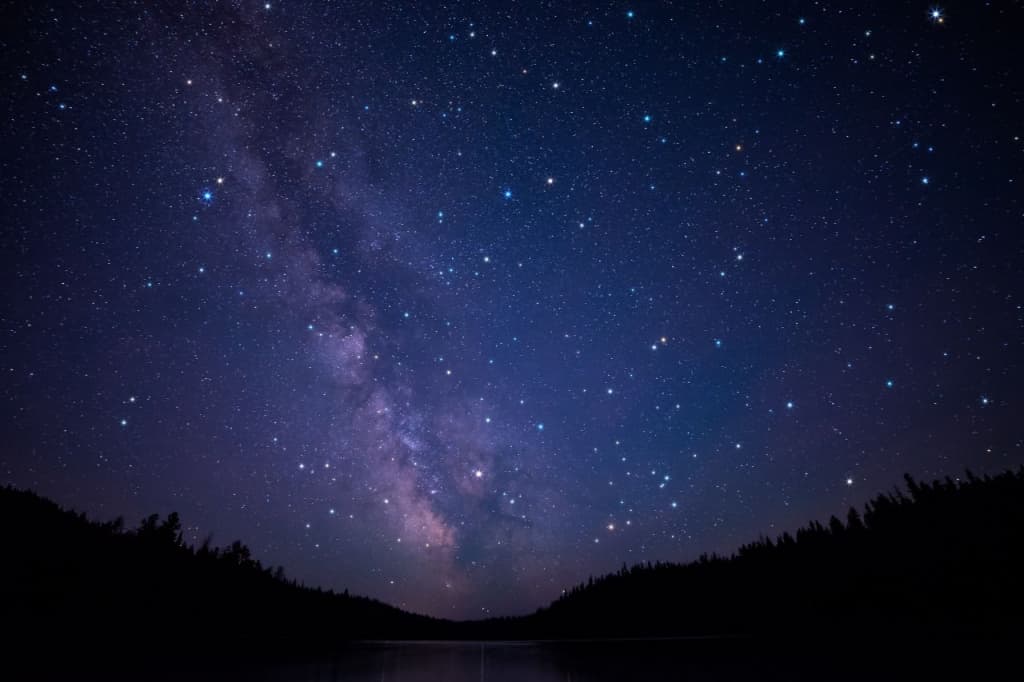 小琉球光害不嚴重,總是能看到滿天星斗,晚上想安安靜靜看星星,可以選落日亭、厚石礁群、花瓶岩,天氣好的時候,還能追銀河!