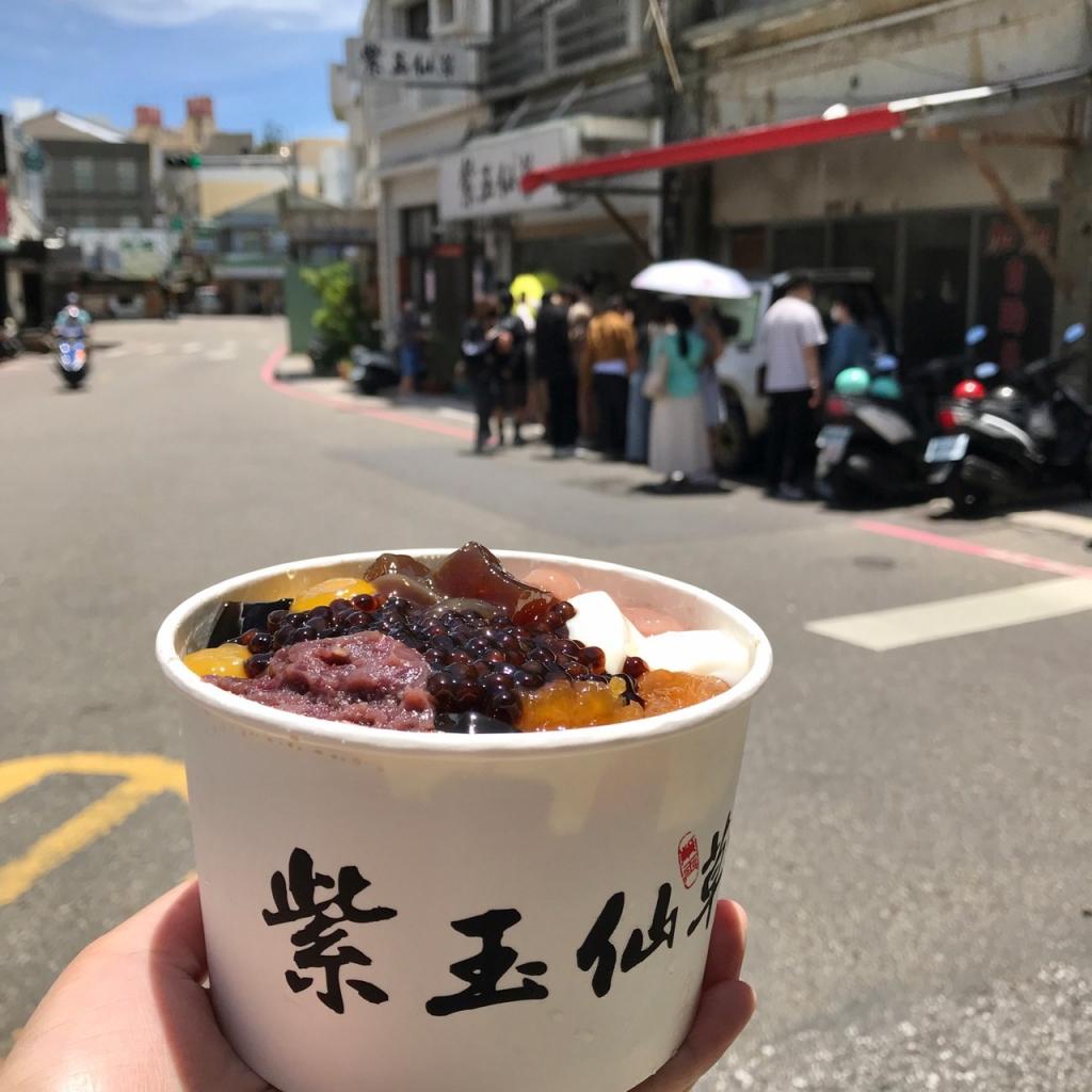 #會牽絲的仙草冰這裡吃
紫玉仙草是連當地人都會來買的超夯點心，還沒開店前，約 12 點就開始陸續有人排隊，想吃要早點來，因為仙草是每日限量，賣完的話會提早收工。