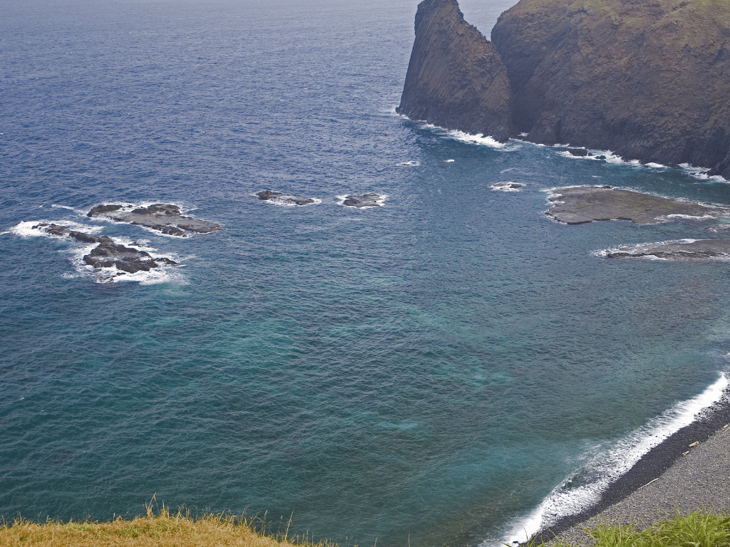 想一次網羅所有必去的離島?南方四島+七美島+藍洞一日遊的行程 一次涵蓋了所有澎湖跳島必去的經典行程,包括七美人塚、巨獸「石獅」、海蝕平台「小台灣」、鋤頭嶼的巨大