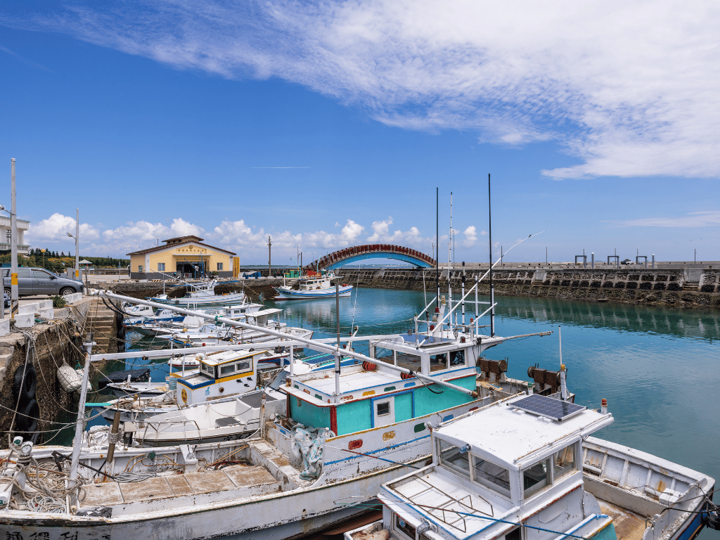 澎湖跳島船票價格普遍落於 100-400 元之間,視航程長短與島嶼位置而定,詳盡航線票價與時刻可透過澎湖交通船官方購票系統查詢,澎湖市民可享有優惠。
馬公到七美