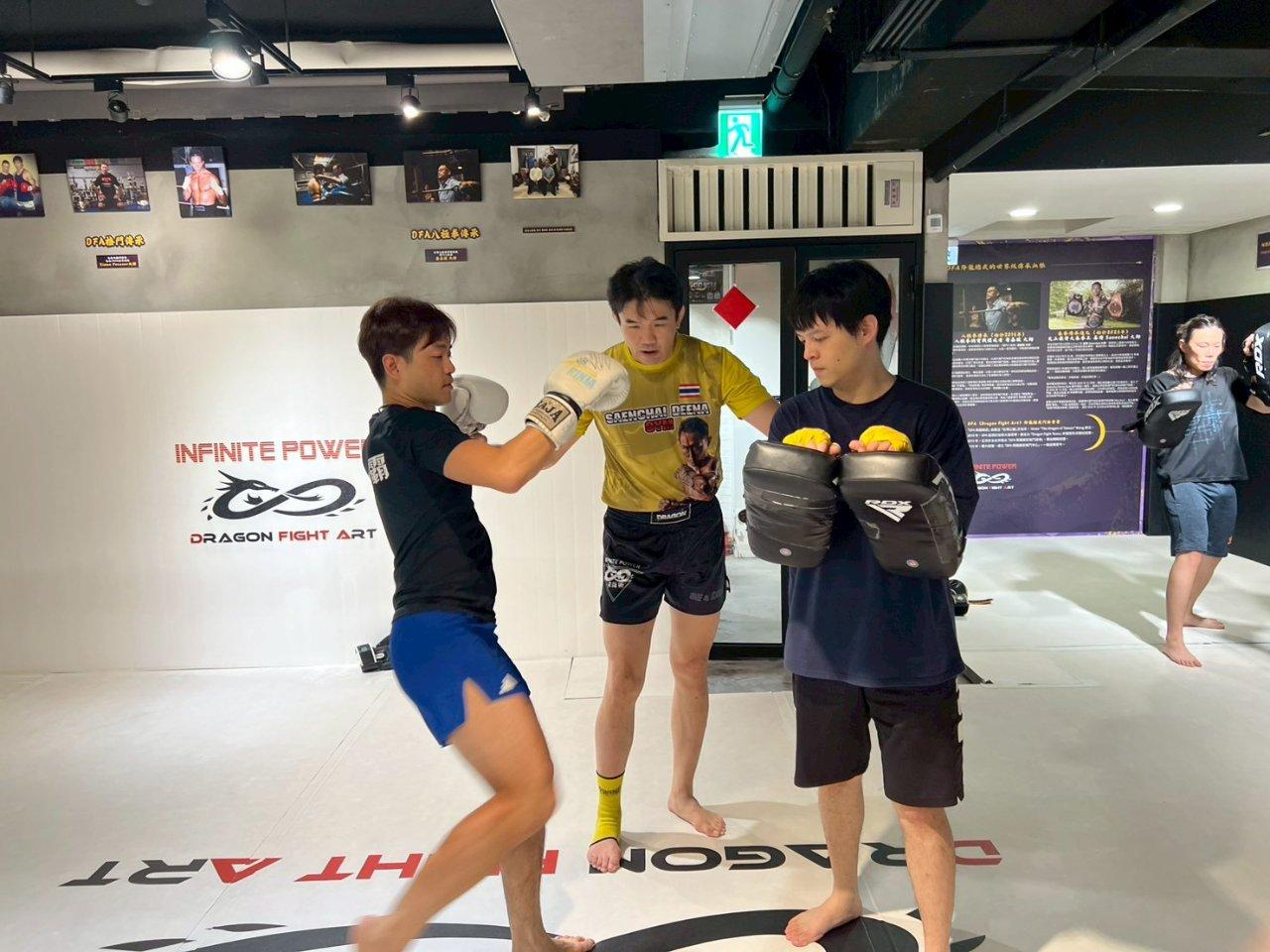 從暖身到步法拆解,循序建立泰拳動作基礎