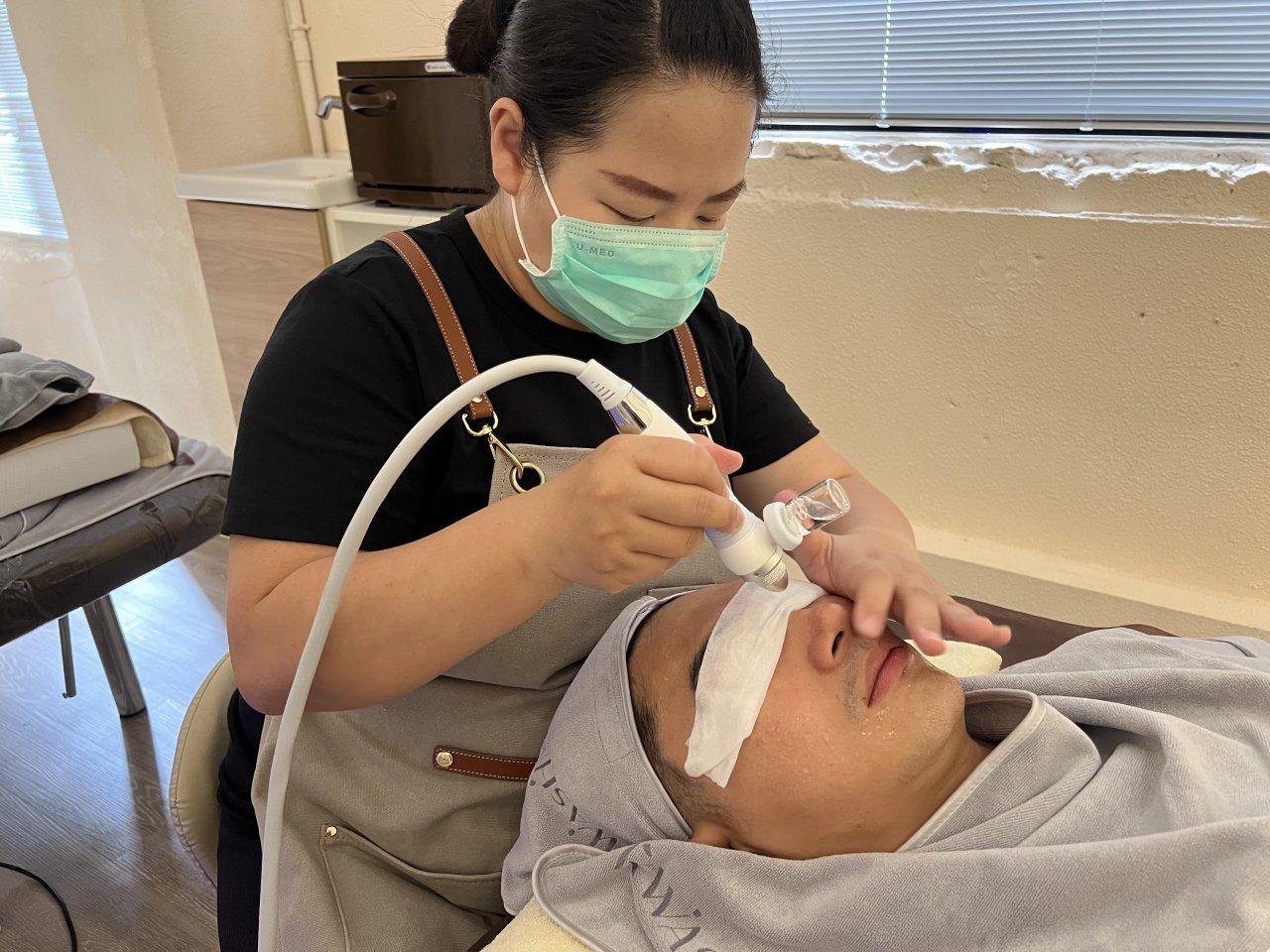 KWASH's team of professional estheticians and skin managers creates highly customized skincare routines.