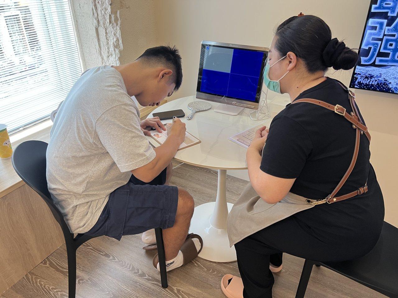 Before your treatment, a consultation and skin analysis will help you understand your skin's current condition.