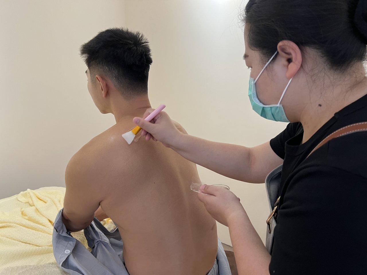 Back Whitening Treatment|Argireline Essence and Cryotherapy Infusion