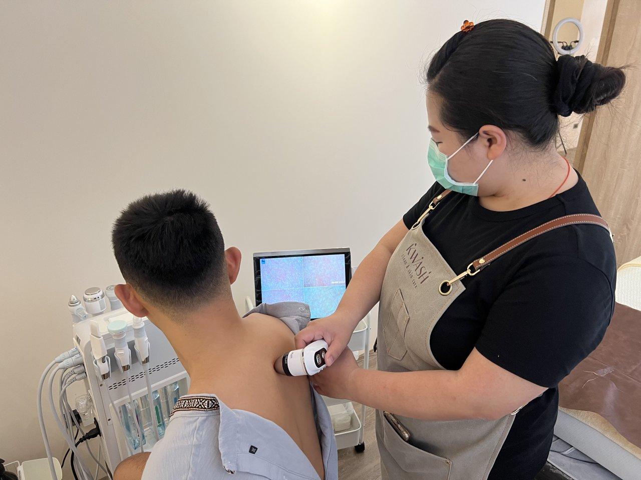KWASH combines Korean cleansing with high-tech equipment, offering precise skin analysis and management for your face and back.