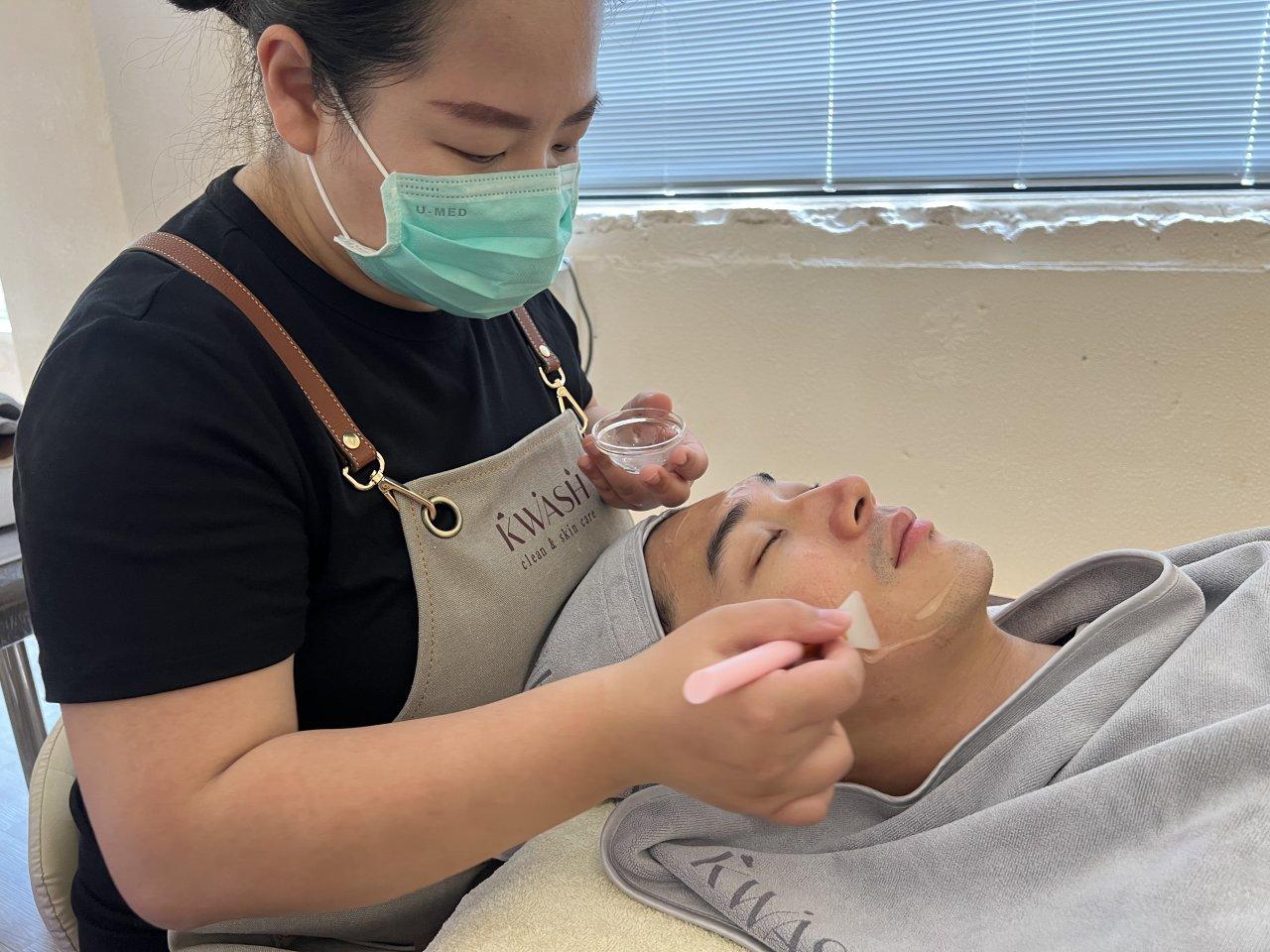 KWASH's team of professional estheticians and skin managers creates highly customized skincare routines.