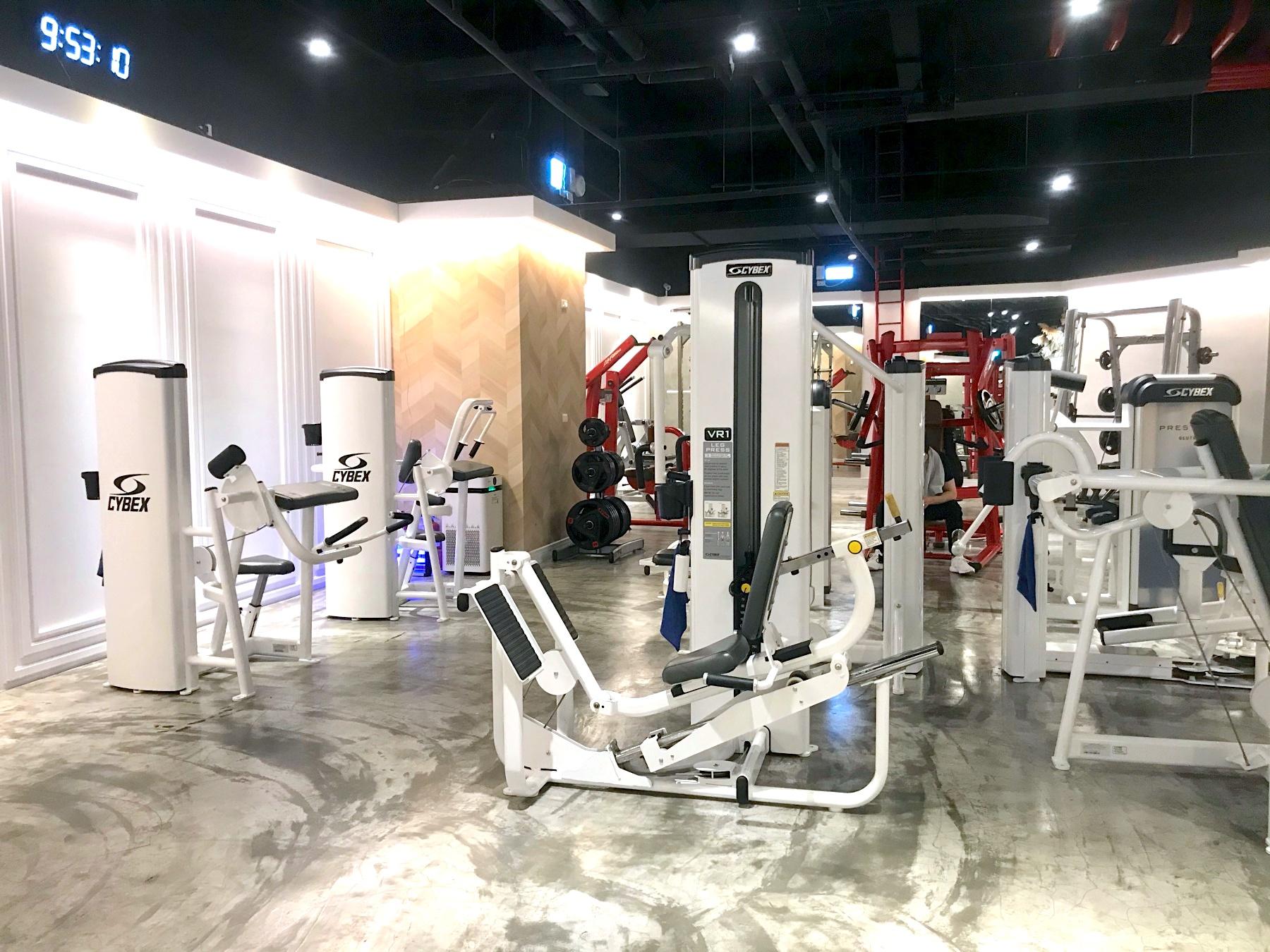 Extensive and complete weight training equipment