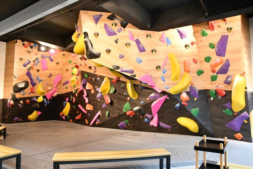 岩牆採用奧運抱石賽工法