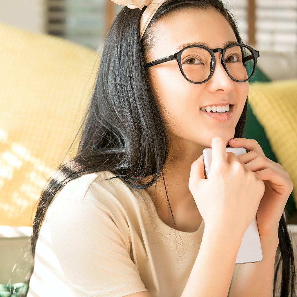 두 번째는 감성적인 문학 소녀 스타일의 여자친구입니다. 그녀들은 삶의 질과 디테일을 중요하게 생각하며, 좋아하는 것들에 둘러싸여 행복감을 느끼는