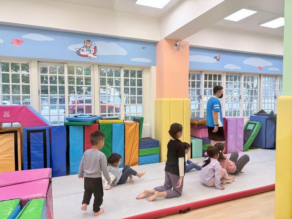 飛奇兒新竹建功館評價|清大商圈兒童運動課程,小朋友做體操放電推薦