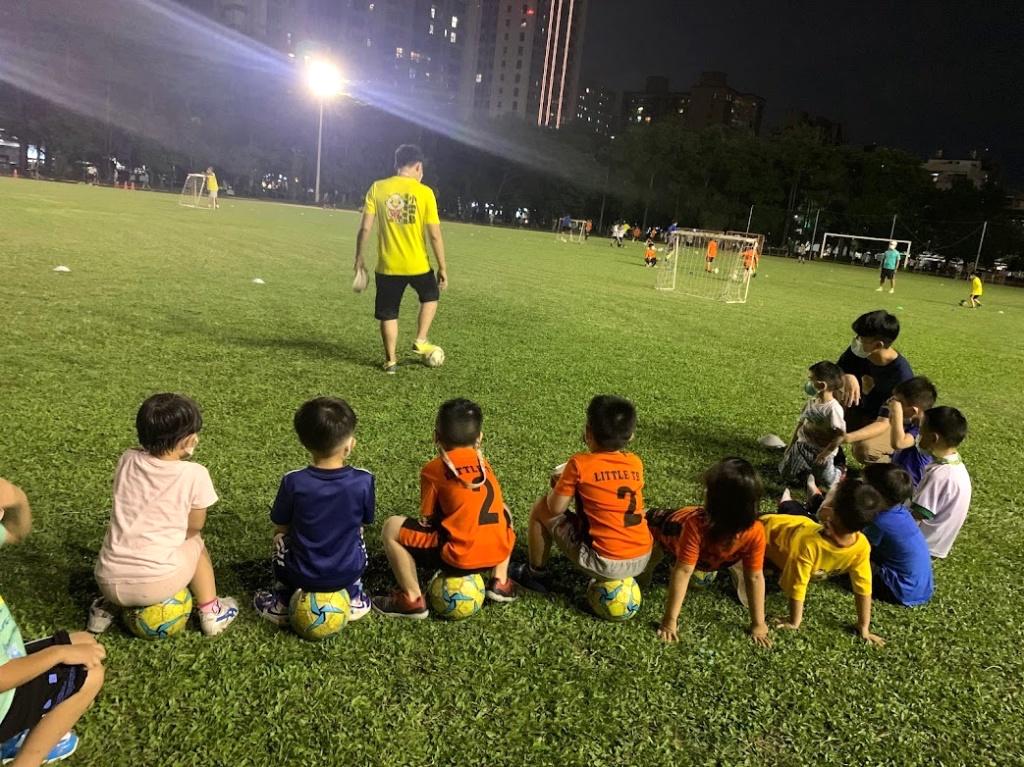 高雄兒童運動推薦 小雷鳥足球營2
