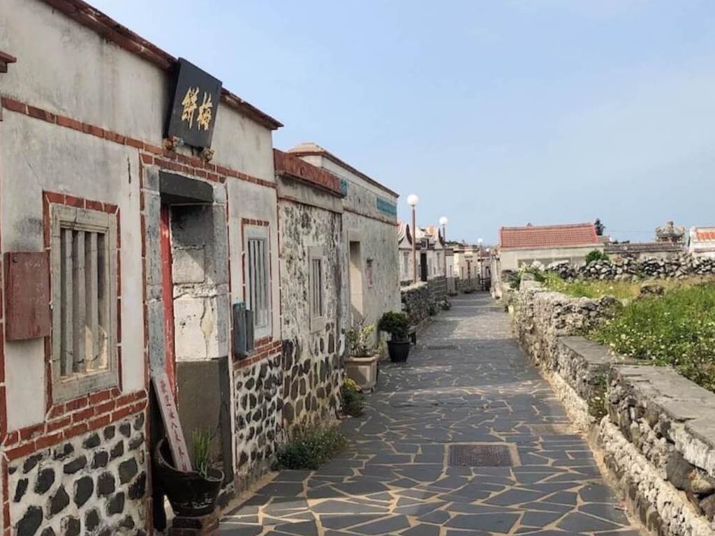 二崁聚落位在澎湖西嶼,是已經具有 300 年歷史的聚落,且還保有過去源自金門的閩南式合院建築,並融入具有澎湖在地特色的咕咾石圍牆,走在裡面彷彿走進時光隧道中。這