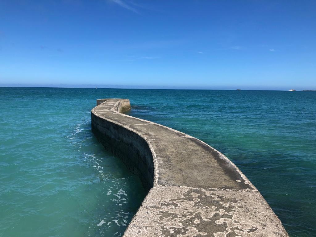 澎湖後寮天堂路位在白沙鄉後寮海灘深處,蜿蜒的道路通向海的另一端,照片拍起來超級夢幻。這地點跟摩西分海一樣,都是需要看潮汐才能遇到最美的一刻,通常會建議漲潮前後兩