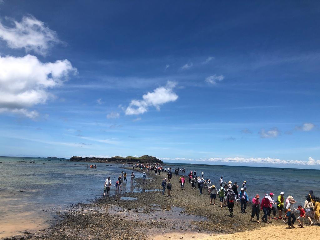 摩西分海這出現在聖經中的景象,沒想到在澎湖的奎壁山遊憩區可以親眼目睹。每當退潮時,與無人島赤嶼相連的沙洲才會露出,遊客可以直接走到對岸。不過想看到這奇景需要做一