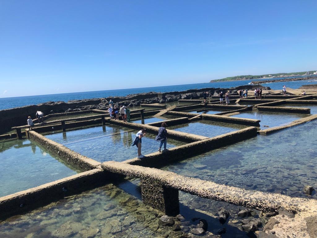 池西岩瀑位於澎湖西嶼,因其林立的柱狀玄武岩如瀑布般壯觀而得名,而岩瀑的前方是已經廢棄的九孔養殖場,搭配退潮時刻可以直接走進中央拍照,將岩瀑和養殖場一網打盡,有人