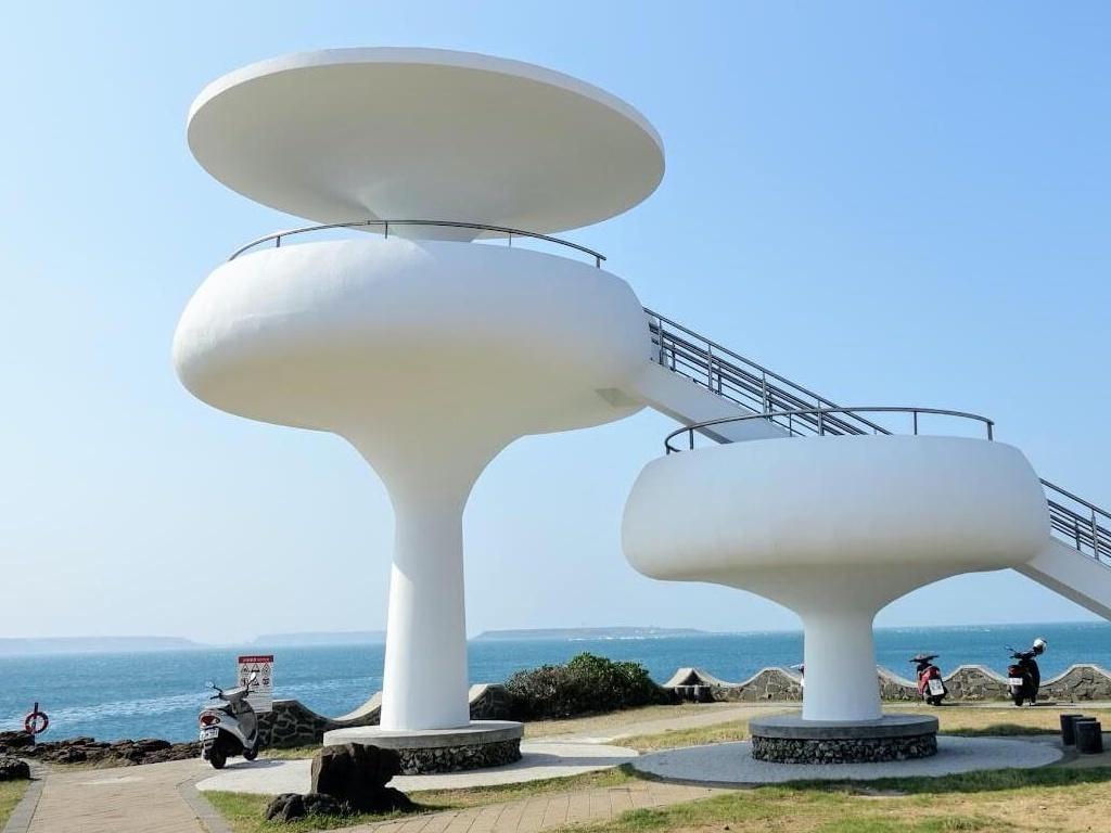 風櫃是馬公南邊的漁村,這裡的海蝕洞在海浪拍打岩石的時候,聲音會產生共鳴,所以這個澎湖推薦景點才會被稱作:風櫃聽濤。就在風櫃聽濤的旁邊,有個兩層的白色圓形涼亭,因