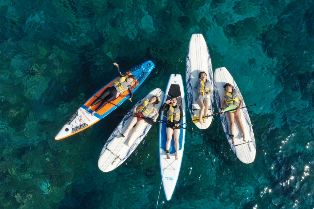 SUP๋ Stand Up Paddle์ ์ฝ์๋ก, ํน์ ์ ์๋ ๋ํ ๋ณด๋ ์์ ์์ ๋
ธ๋ฅผ ์ ์ด ๋ฌผ ์๋ฅผ ๋์๊ฐ๋ ์์ ์คํฌ์ธ ์
๋๋ค. ์คํ ๋์
ํจ๋ค