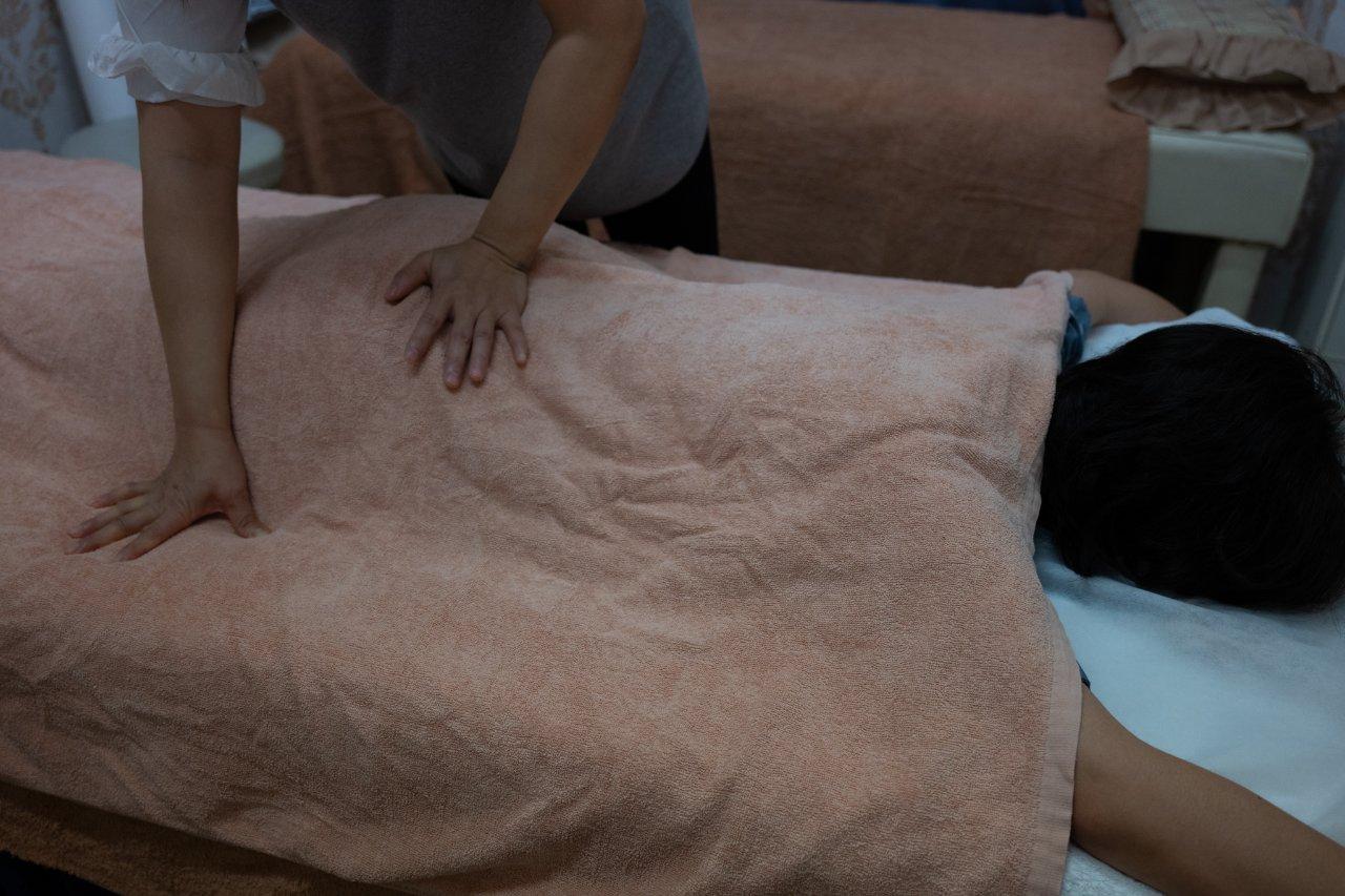 筋肉がほぐれたところで、さらに深層指圧へ。
