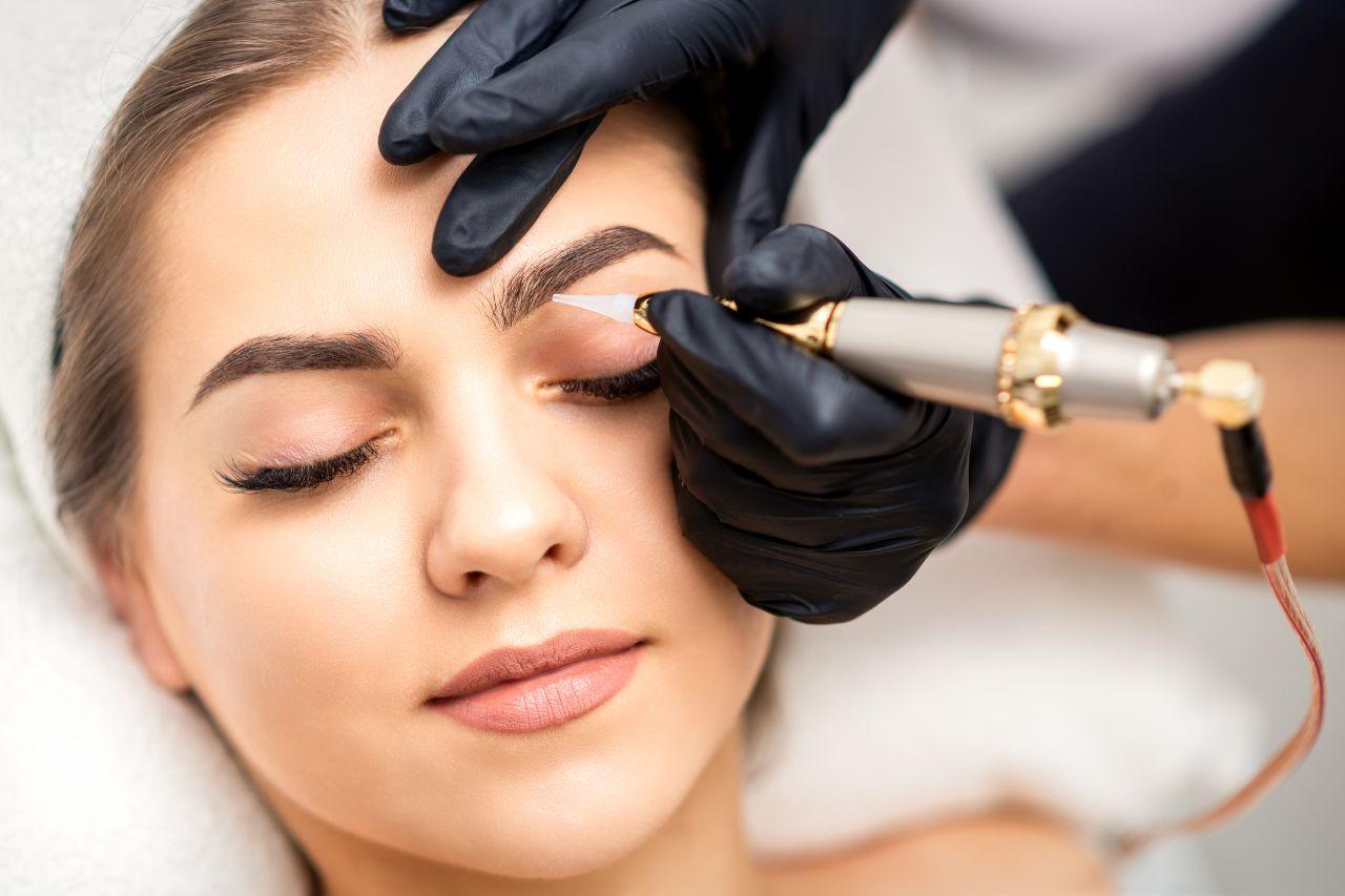 Before getting your brows microbladed, there are a few things to keep in mind.