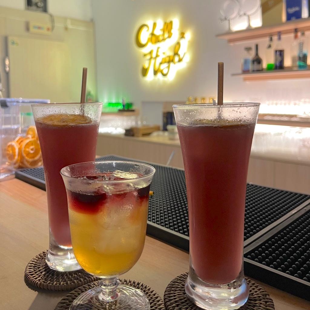 CHILL HIGH HIGH는 최근 가장 핫한 샤오류추 수영장 바입니다. 넓은 잔디밭과 시원한 수영장, 그리고 휴양지 분위기 가득한 인테리어 소