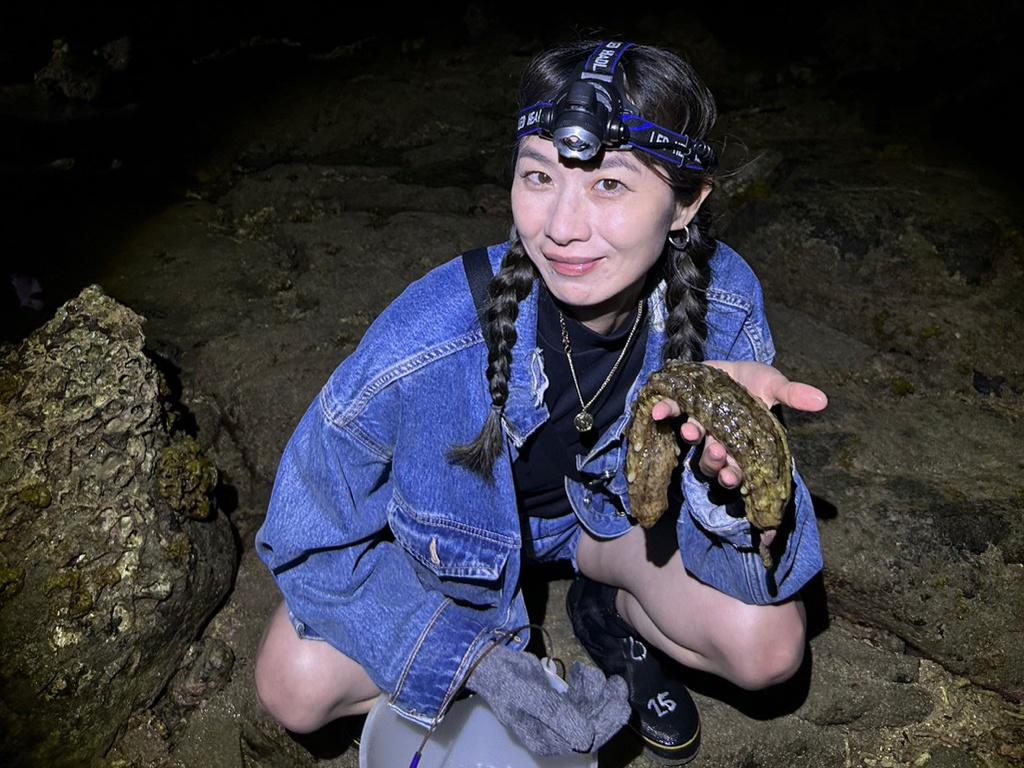 想了解澎湖生態、潮間帶的秘密等等,非常推薦夜探龍宮活動,除了生態解說非常詳細外,還能親手觸摸各種生物。因為晚上潮間帶溼滑,不建議攜帶手機,店家會非常親切的幫每個