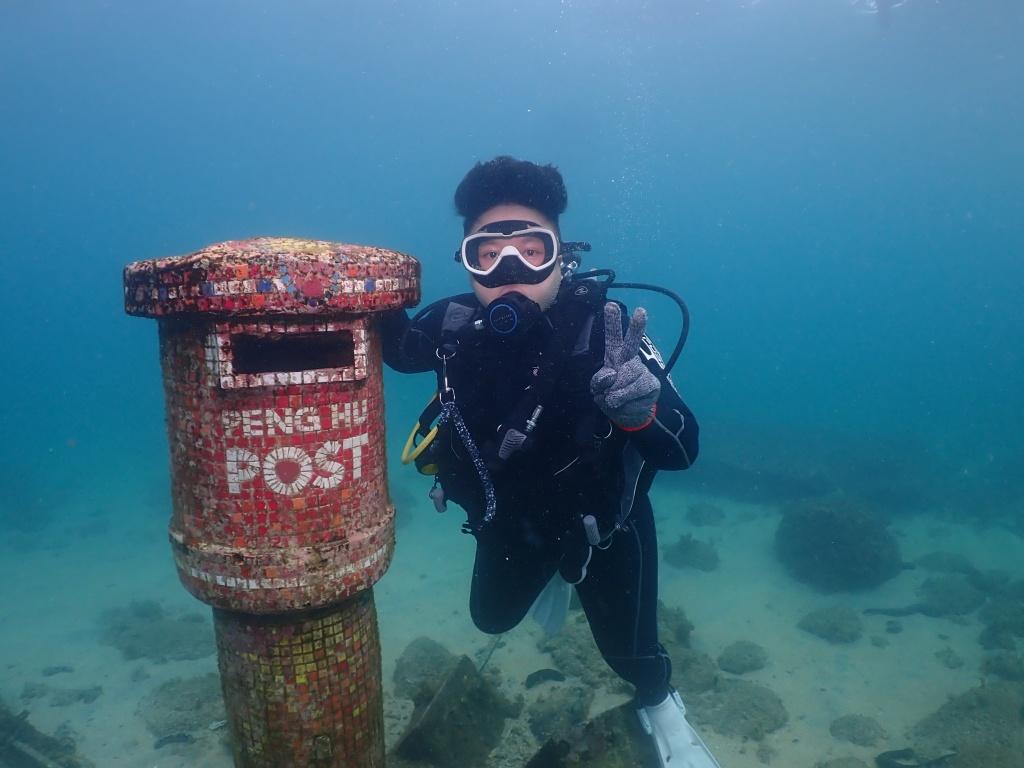 澎湖的水下世界相當迷人,像是忘憂島壯闊的水下薰衣草森林、到海底郵筒寄封明信片給自己、或是到七美月鯉灣看彩色繽紛的珊瑚礁群等等,都是澎湖獨有的特色行程。
澎湖浮潛