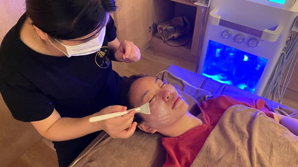 얼굴 경락 마사지: 안색과 피부결이 눈에 띄게 개선됩니다