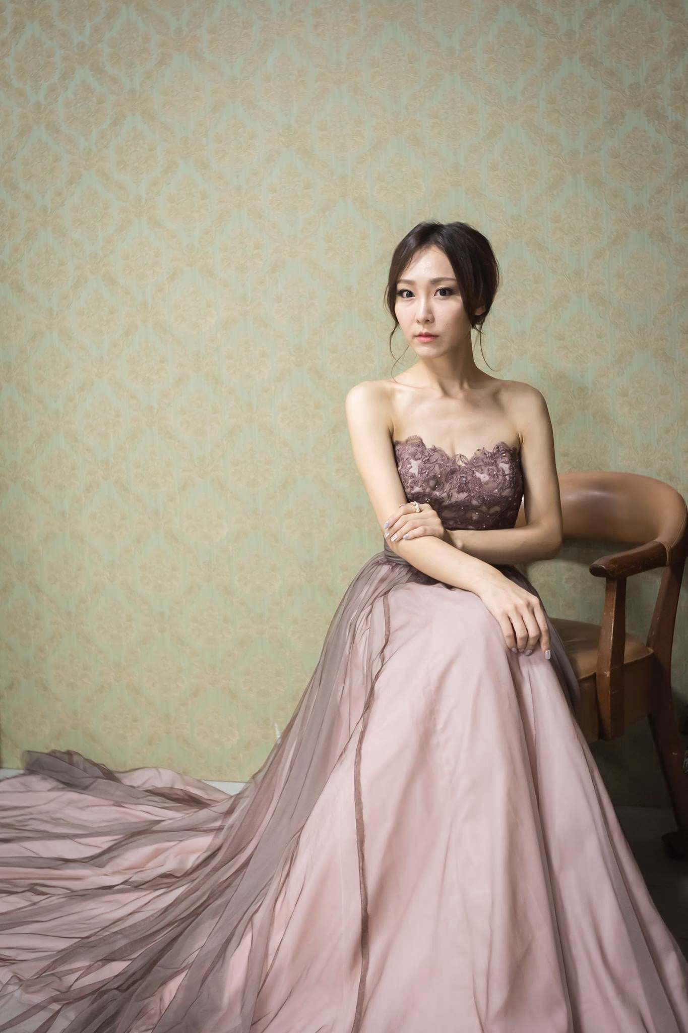 각진 얼굴형에 어울리는 웨딩드레스
추천 네크라인: 오프숄더, 보트넥, 하트넥 또는 긴팔
기타 포인트: 시선을 분산시키는 장식적인 네크라인 디자