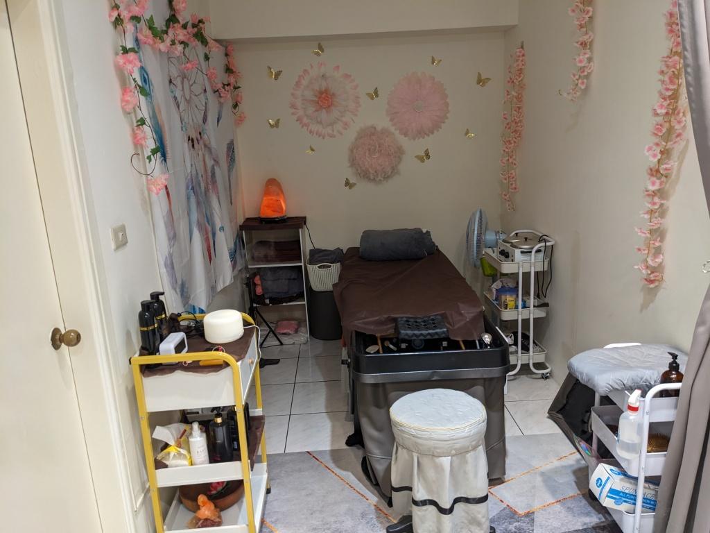 采翼工作室采耳區的按摩床