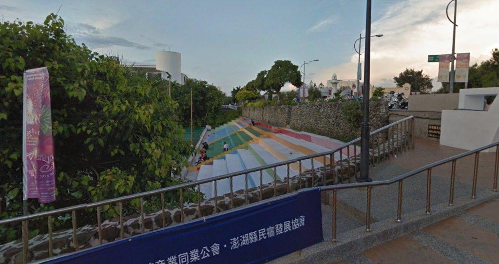 The Guanyinting Basketball Court is located to the right of the Guanyinting Arch