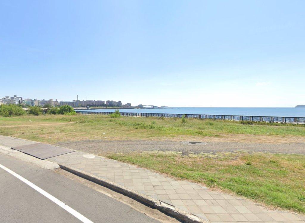 The Guangrong Seawall features a bike path along its length. Because it's outsid