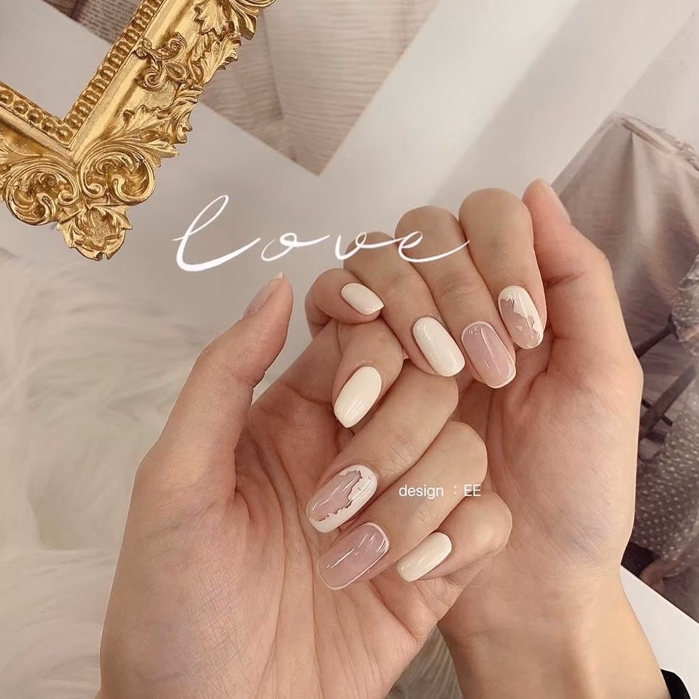 If you have a natural skin tone, opt for pearl white or light peach shades. Thes