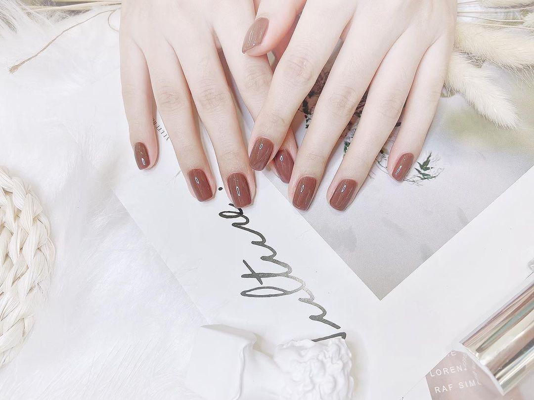 How to choose clothes and nail polish colors that make your skin look brighter.