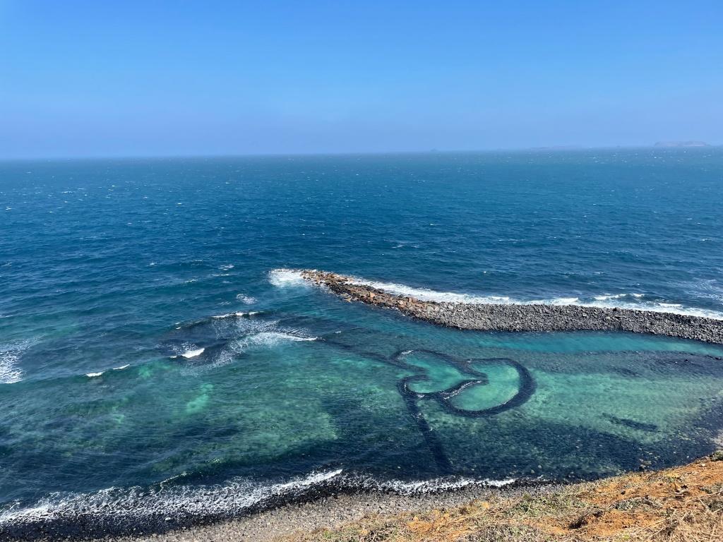 七美望安兩個島的跳島一日遊是最經典的行程,可以選擇自行購票搭船前往,不過也有許多商家提供套票服務,內容包含從本島到兩島間的船票、在島上的機車租借等等,如果圖個方
