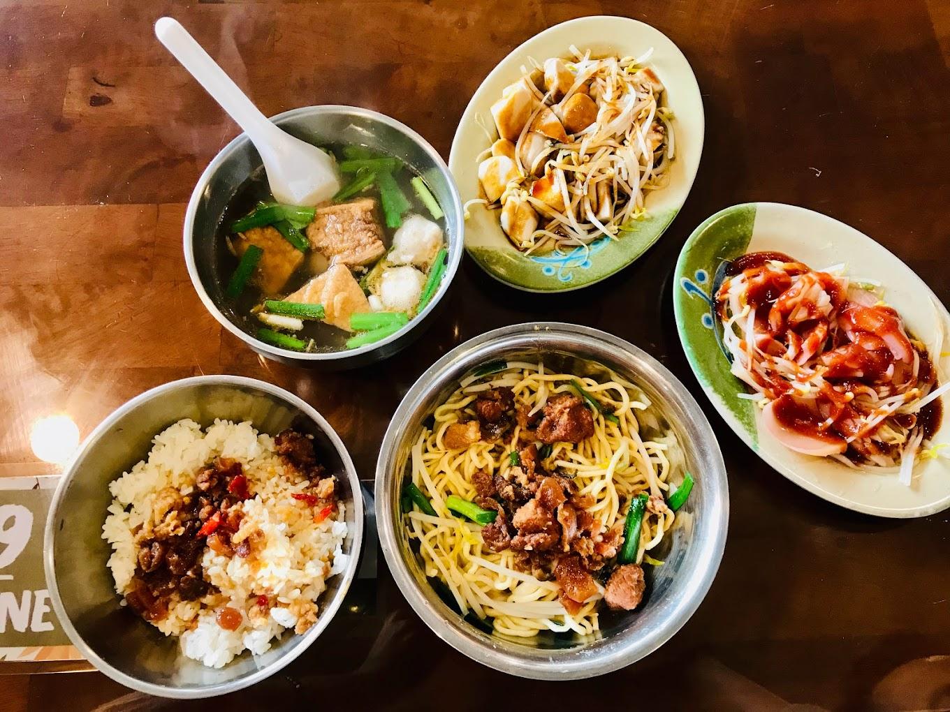 쌀 생산지로 유명한 둥산에는 쌀국수 맛집이 많습니다. 이란 어린이 축제에 오셨다면 꼭 맛봐야 할 곳이 바로 이 인기 있는 오래된 매장입니다. 현